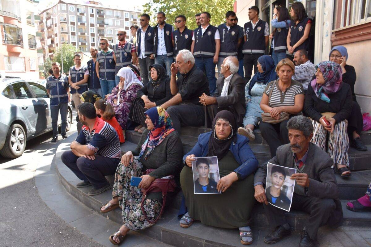 میدل-ایست-مانیتور-میدل-ایست-مانیتور-در-عید،-والدین-ترکیه-ای-به-دنبال-این-هستند-که-فرزندان-خود-را-که-توسط-گروه-تروریستی-پکک-ربوده-شده-اند،-جمع-کنند.
